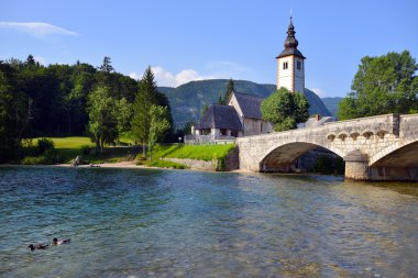 Eski St John kilise ve taş köprünün Bohinj Gölü, Slovenya