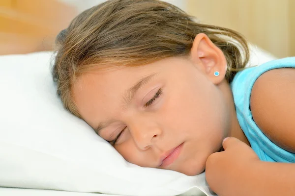 Dolci sogni, adorabile bambina che dorme — Foto Stock