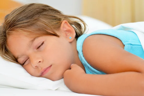 Dulces sueños, adorable niña durmiendo —  Fotos de Stock