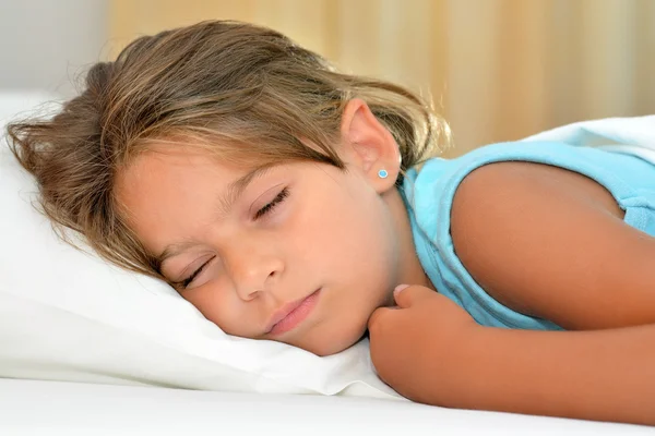 Dolci sogni, adorabile bambina che dorme — Foto Stock