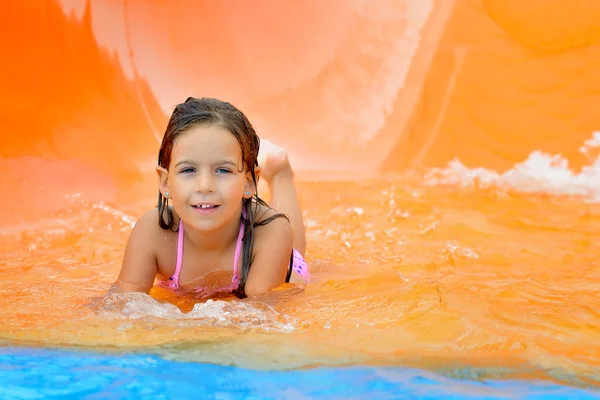 Adorable toddler girl enjoying her summer vacation at aquapark — Stock Photo, Image