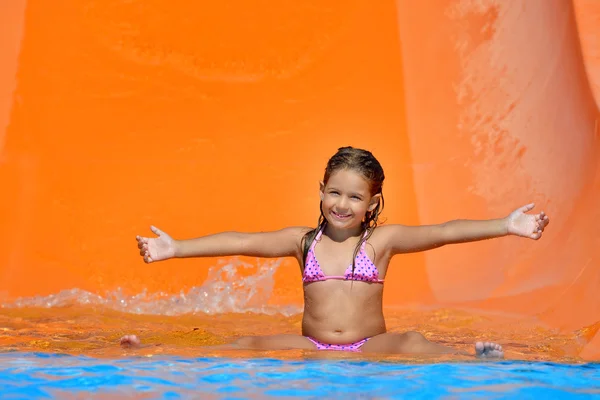 Schattig peuter meisje genieten van haar zomervakantie op aquapark — Stockfoto