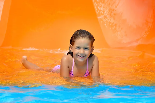 Adorable niña disfrutando de sus vacaciones de verano en el parque acuático — Foto de Stock