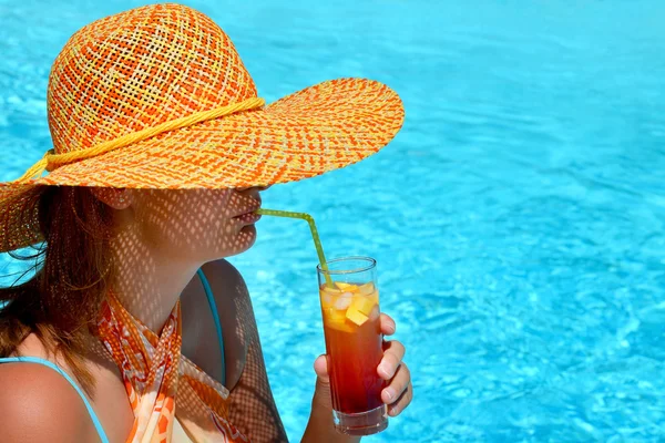 Bellezza femminile godendo la sua vacanza estiva — Foto Stock