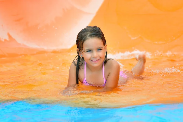 Çok güzel bebek kız onu yaz tatil aquapark, zevk — Stok fotoğraf