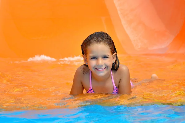 Adorable niña disfrutando de sus vacaciones de verano en el parque acuático — Foto de Stock