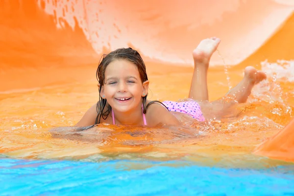 Schattig peuter meisje genieten van haar zomervakantie op aquapark — Stockfoto