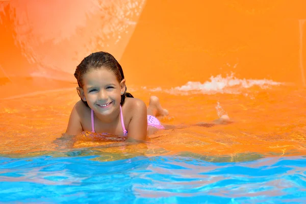 Adorável menina criança desfrutando de suas férias de verão no aquapark — Fotografia de Stock