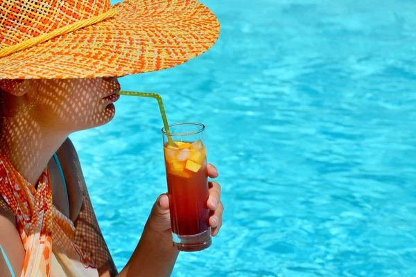 Bellezza femminile godendo la sua vacanza estiva in piscina — Foto Stock