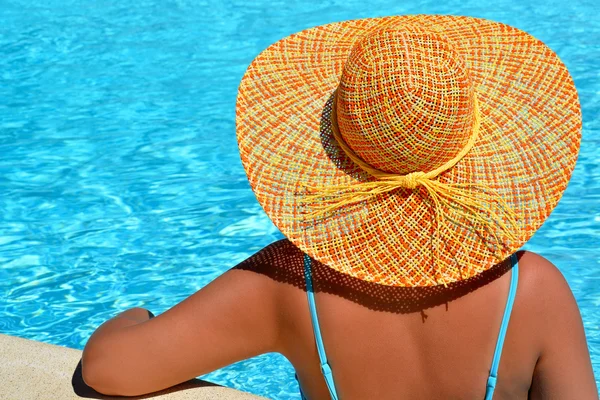 Beleza feminina desfrutando de suas férias de verão na piscina — Fotografia de Stock