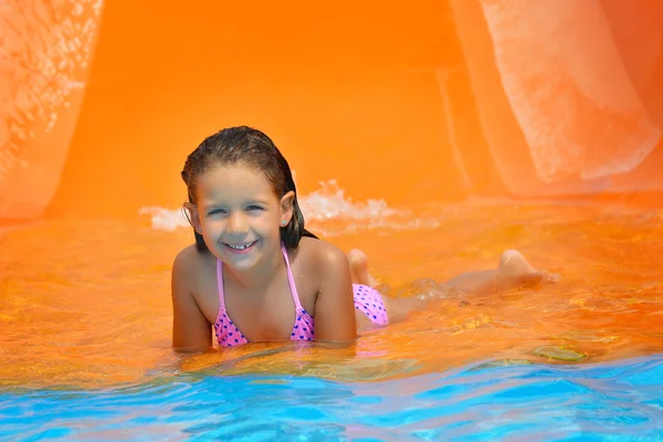 Imádnivaló kisgyermek lány élvezi vele nyaralni: aquapark — Stock Fotó