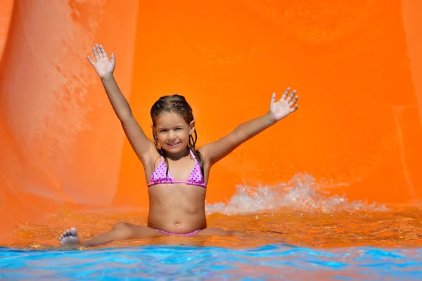 Adorável menina criança desfrutando de suas férias de verão no aquapark — Fotografia de Stock