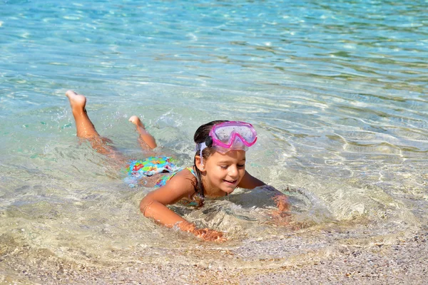 愛らしい幼児の女の子がビーチで彼女の夏休みを楽しんでいます。 — ストック写真