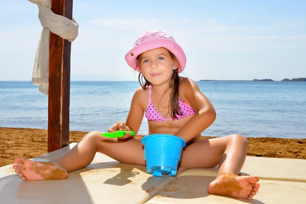 愛らしい幼児の女の子がビーチで彼女の夏休みを楽しんでいます。 — ストック写真