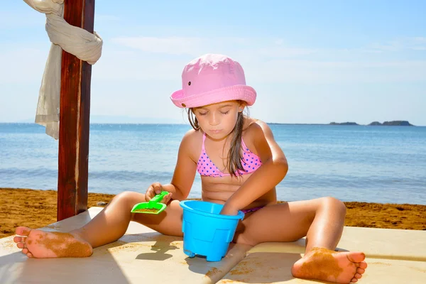 Adorable niña disfrutando de sus vacaciones de verano en la playa — Foto de Stock
