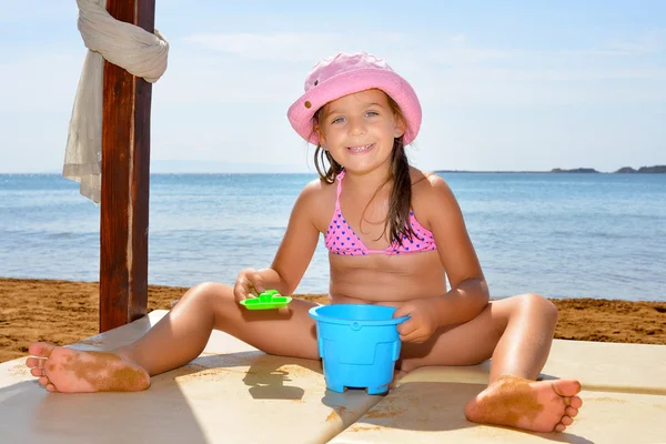 Adorable niña disfrutando de sus vacaciones de verano en la playa — Foto de Stock