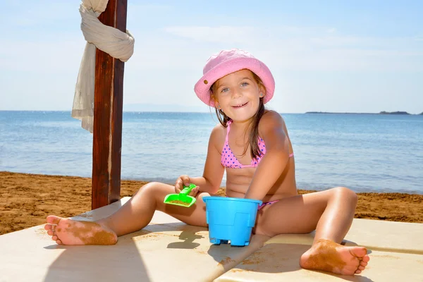 Schattig peuter meisje genieten van haar zomervakantie op strand — Stockfoto