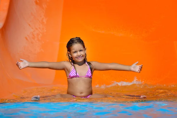 Çok güzel bebek kız onu yaz tatil aquapark, zevk — Stok fotoğraf