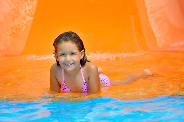 Adorável menina criança desfrutando de suas férias de verão no aquapark — Fotografia de Stock