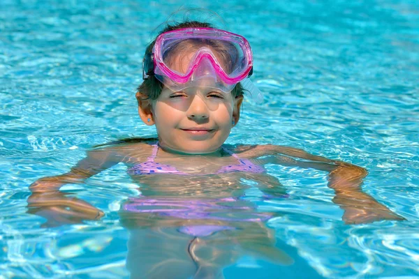 Adorable jeune fille profitant de ses vacances d'été à la plage — Photo