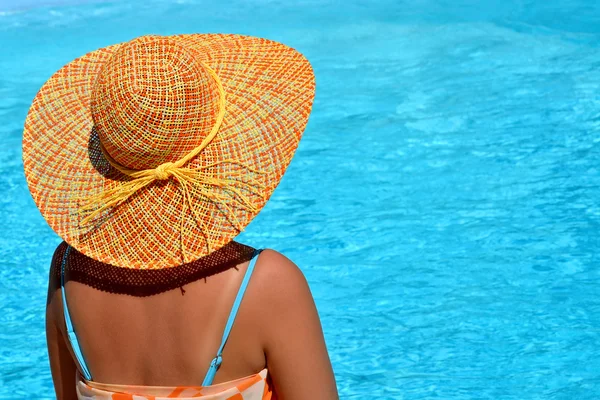 Kadın güzelliğinin onu yaz tatil yüzme havuzunun keyfini — Stok fotoğraf