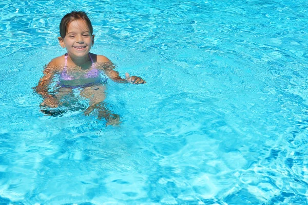 Adorable niña pequeña disfrutando de sus vacaciones de verano en la natación p — Foto de Stock