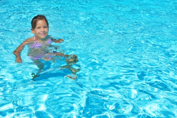 Adorabile bambina godendo la sua vacanza estiva a nuoto p — Foto Stock