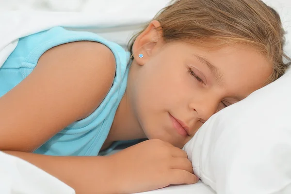 Süße Träume, entzückendes Mädchen schläft — Stockfoto