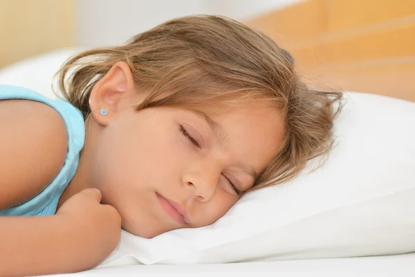 Сладких снов, очаровательная девушка спит — стоковое фото