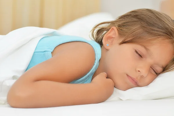 Sonhos doces, adorável menina dormindo — Fotografia de Stock