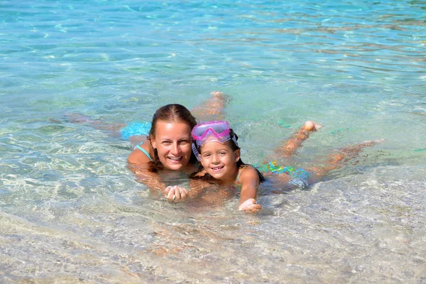 Schattig peuter meisje genieten van haar zomervakantie op strand met — Stockfoto