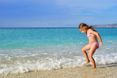 Çok güzel bebek kız onu yaz tatil plaj keyfi