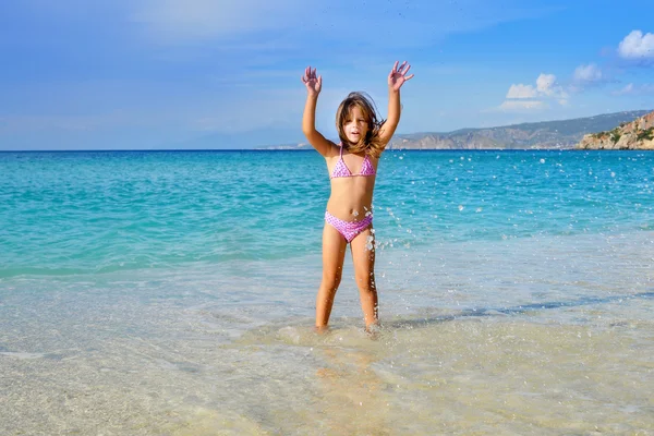 愛らしい幼児の女の子がビーチで彼女の夏休みを楽しんでいます。 — ストック写真