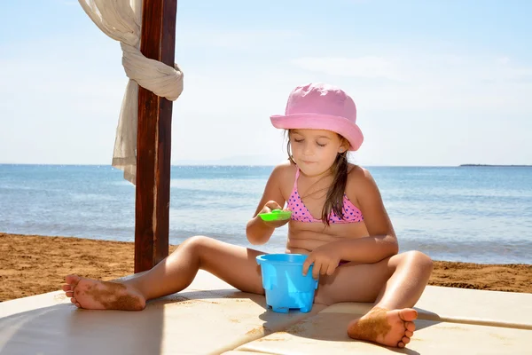 Schattig peuter meisje genieten van haar zomervakantie op strand — Stockfoto