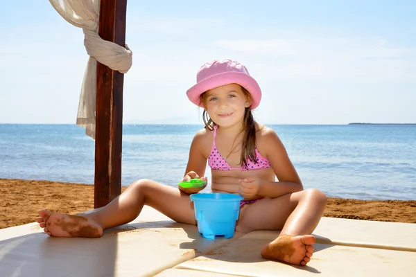 愛らしい幼児の女の子がビーチで彼女の夏休みを楽しんでいます。 — ストック写真