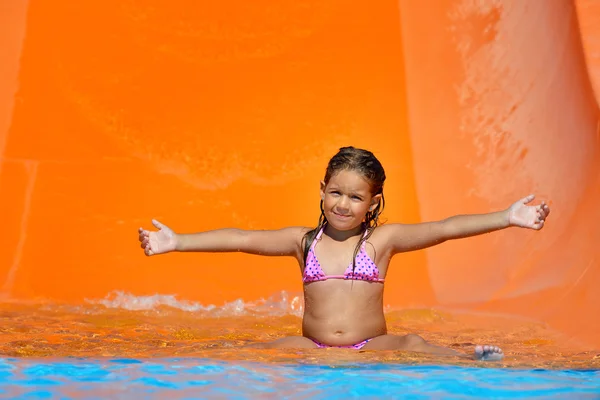 Adorable niña disfrutando de sus vacaciones de verano en el parque acuático — Foto de Stock