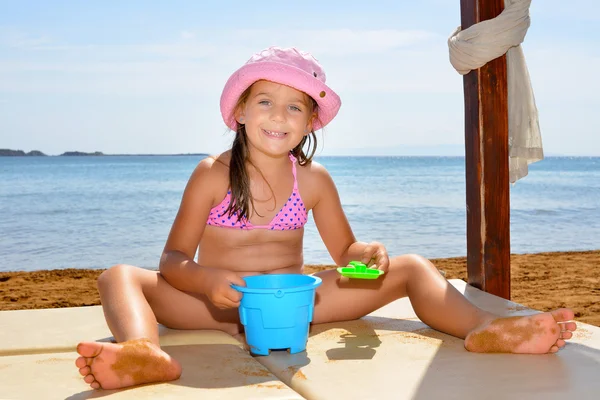 Çok güzel bebek kız onu yaz tatil plaj keyfi — Stok fotoğraf