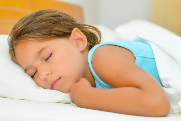 Сладких снов, очаровательная малышка спит — стоковое фото