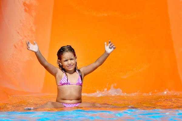 Adorável menina criança desfrutando de suas férias de verão no aquapark — Fotografia de Stock