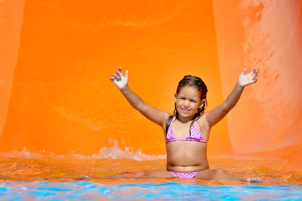 Adorable toddler girl enjoying her summer vacation at aquapark — Stock Photo, Image