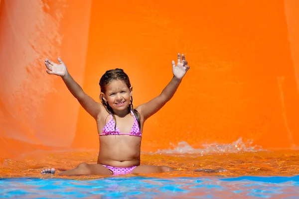 Adorable niña disfrutando de sus vacaciones de verano en el parque acuático — Foto de Stock