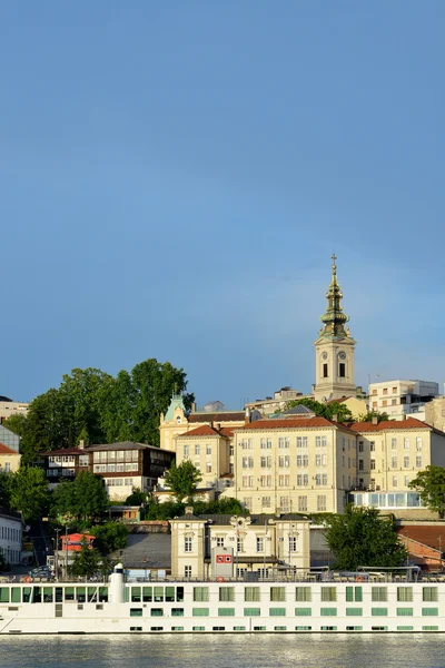 Belgrad, Blick vom Fluss auf die ältesten Gebäude der Stadt — Stockfoto