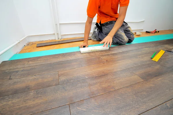 Carpenter doing laminate floor work — Stock Photo, Image