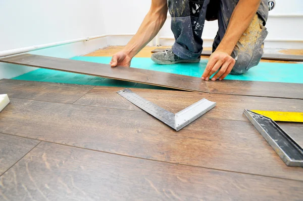 Carpenter doing laminate floor work — Stock Photo, Image