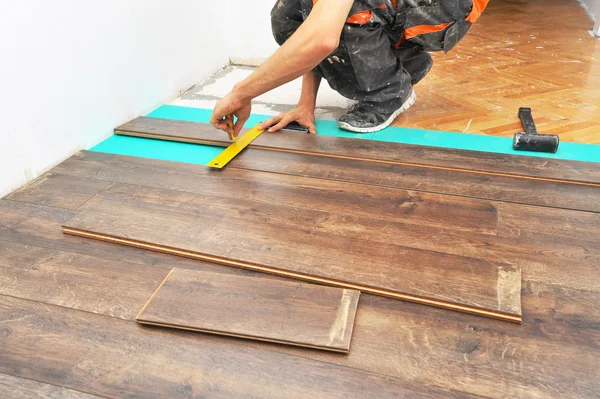 木匠做强化地板的工作 — 图库照片