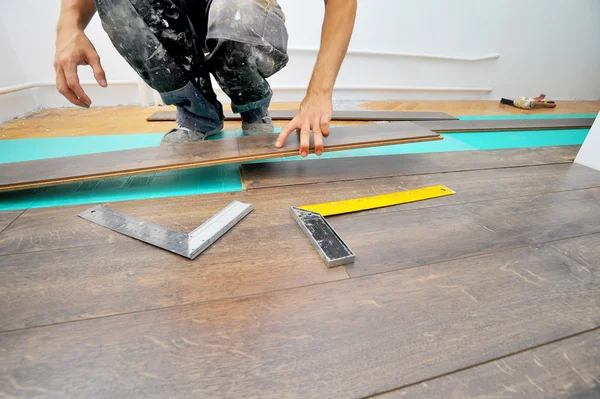 積層の床の仕事をしている大工 — ストック写真