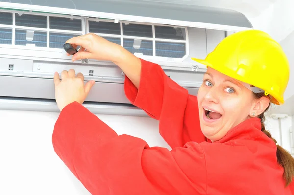 Dostosowanie systemu klimatyzacji pracownik — Zdjęcie stockowe