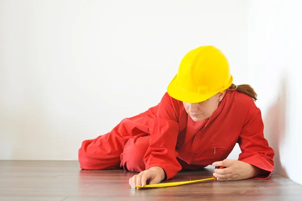 Arquiteto real tomando medidas enquanto planeja renovação da casa — Fotografia de Stock