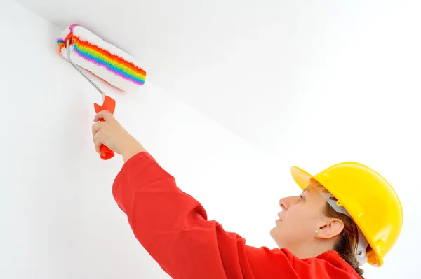 Pintora mujer real pintando pared — Foto de Stock