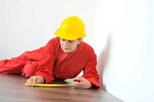 Real architect taking measures while planing house renovation — Stock Photo, Image